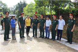 Thủ trưởng Bộ tư lệnh Quân khu kiểm tra hoạt động chung sức xây dựng nông thôn mới của Lữ đoàn Công binh 575